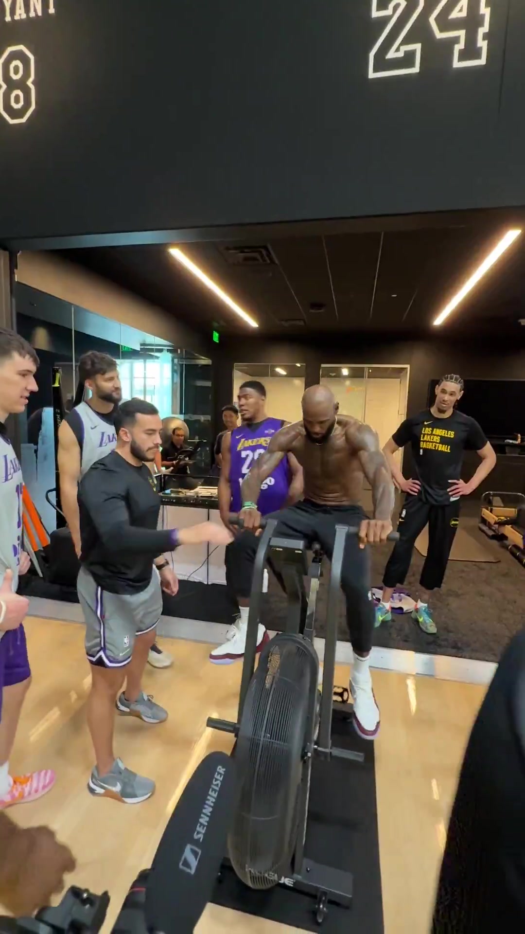 湖人备战G1 詹姆斯领衔全队极限体能储备