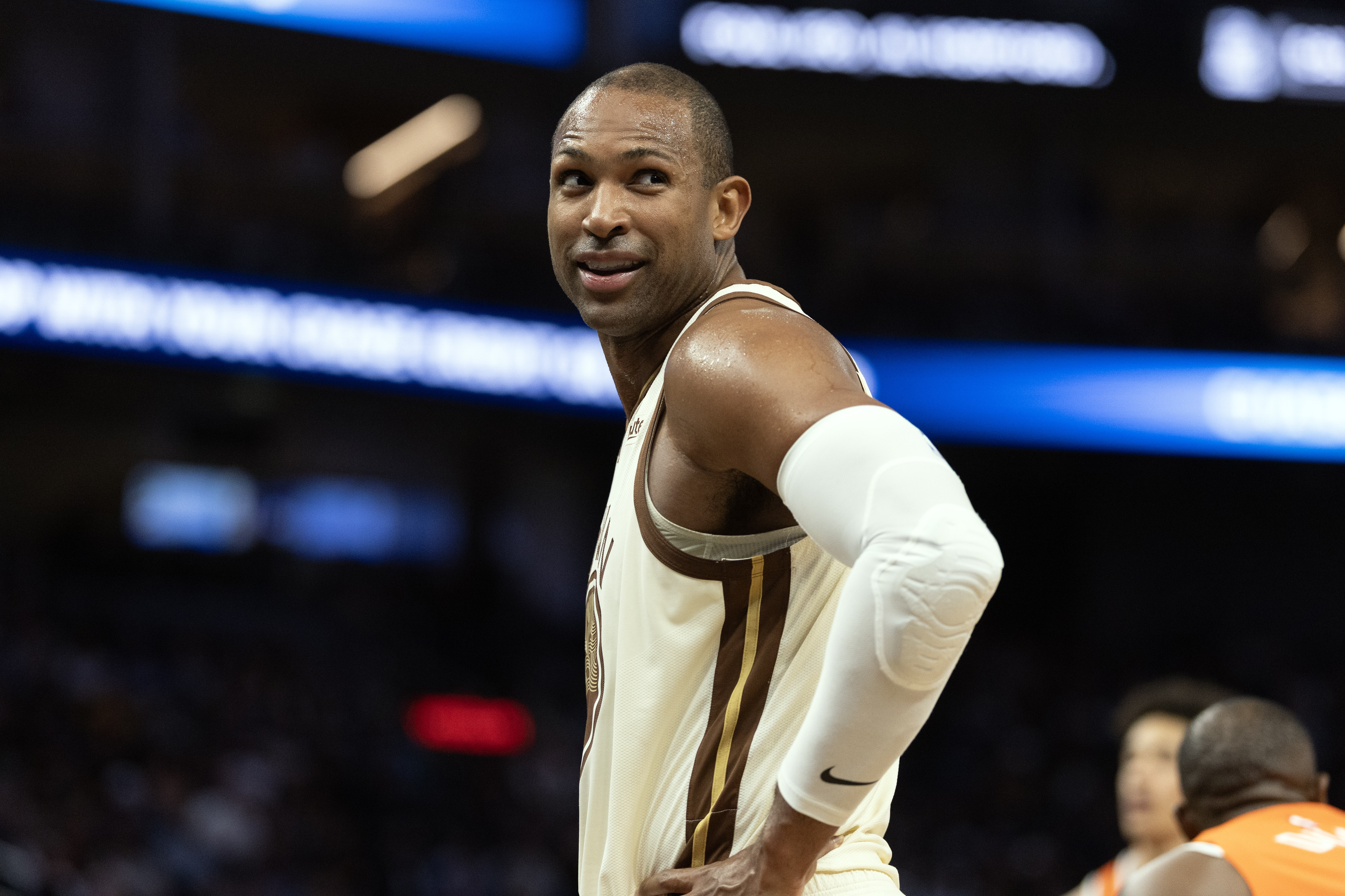 霍福德末节4记三分送走快船 雷霆坐收渔翁之利锁定乐透签 霍福德末节4记三分送走快船 雷霆坐收渔翁之利锁定乐透签