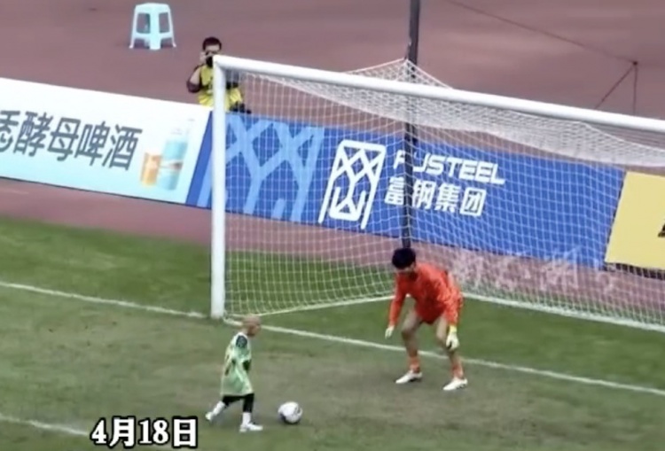 罕见病患儿瑞瑞吴越杯圆梦 中场登场完成射门得分