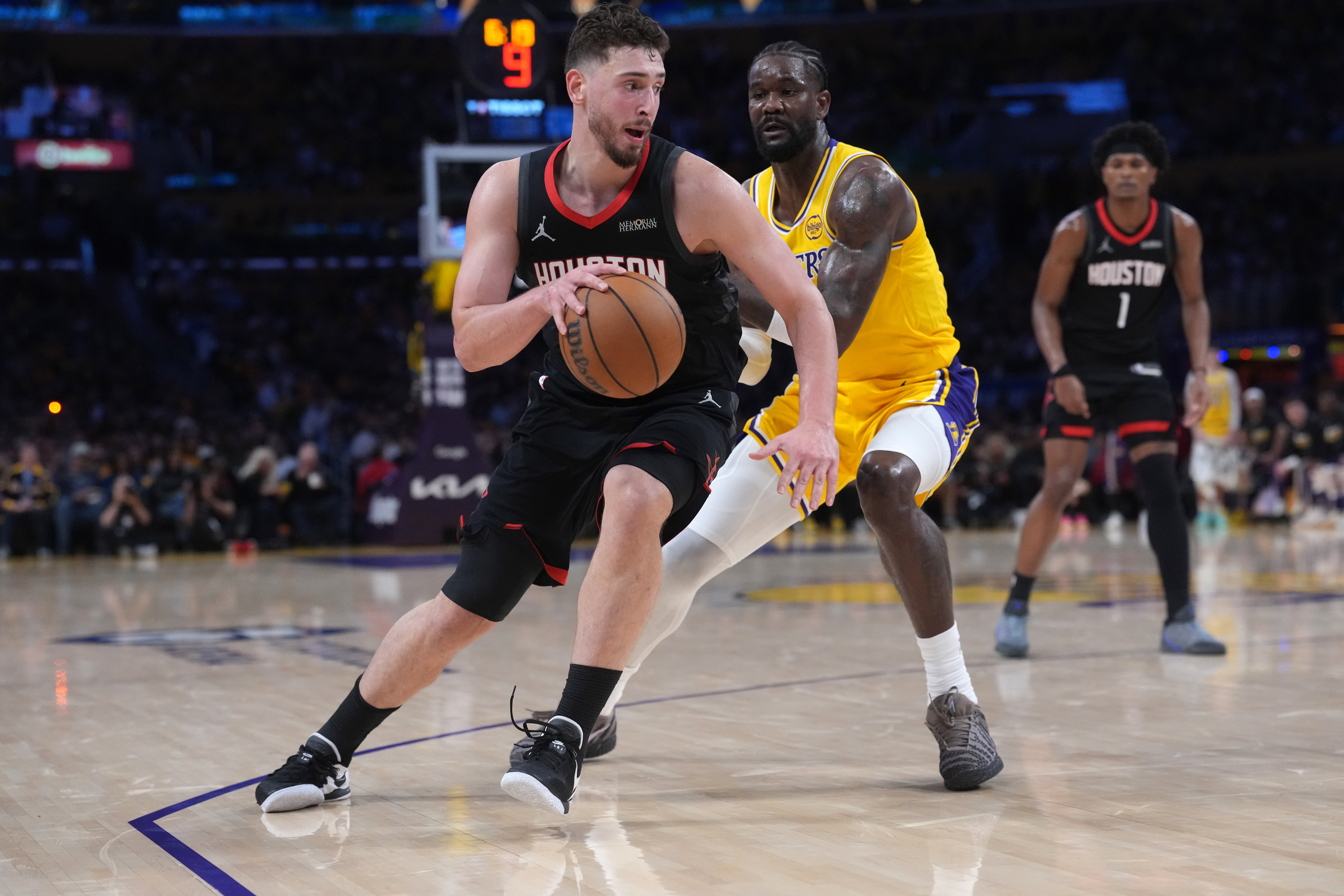 湖人首战告捷暗藏隐忧 篮板遭爆&失误20次敲响警钟