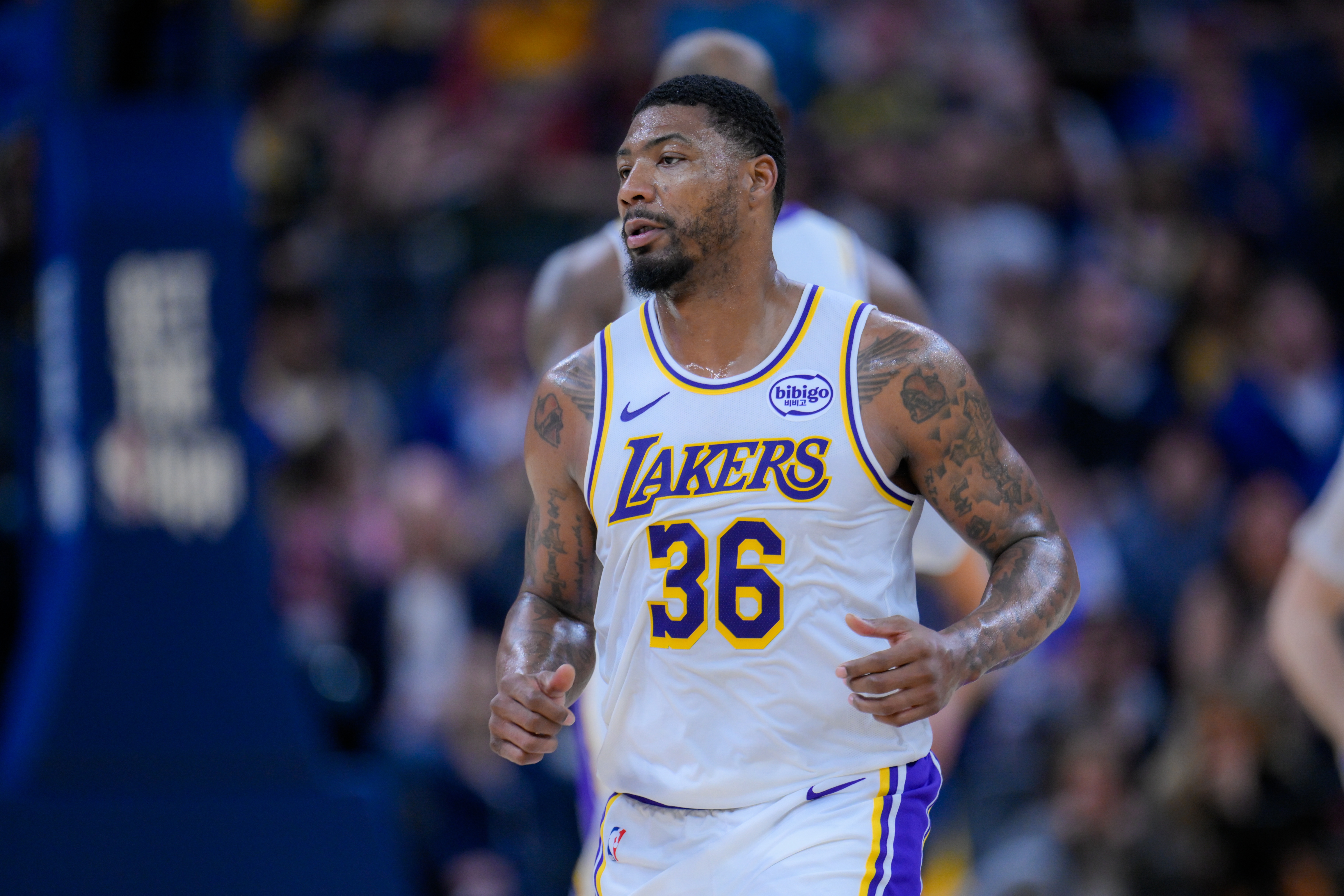 斯玛特半场17分难阻节奏失守 湖人半场3分领先火箭