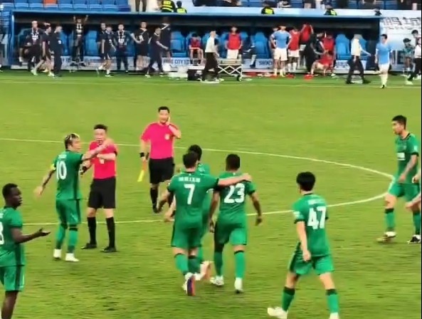 赛后冲突：张稀哲拉走队友，姜至鹏安抚深圳球迷