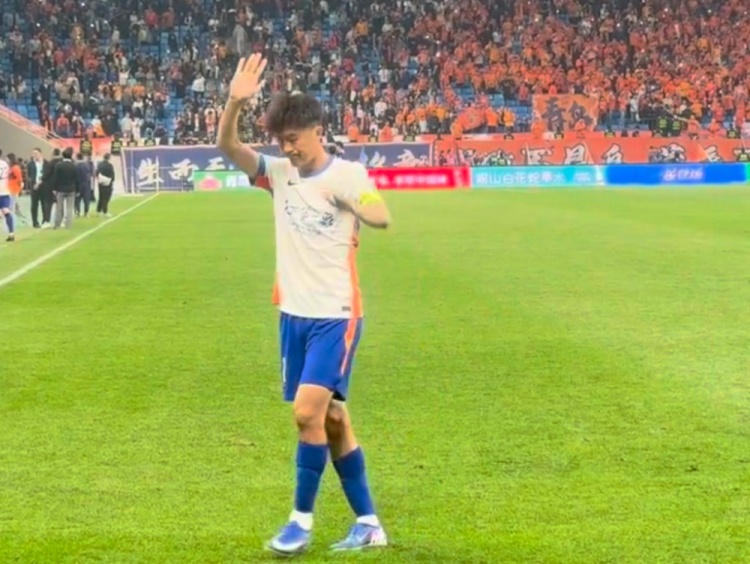 泰山1-4惨败青岛 刘洋赛后独自向球迷致歉