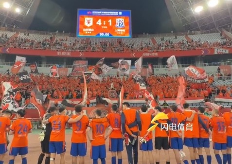 泰山主场4-1申花 赛后列队致谢球迷