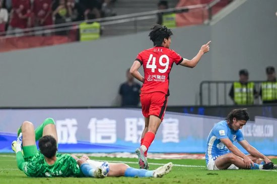 海港3-0英博止颓 李新翔传射穆斯卡特：看到追赶希望