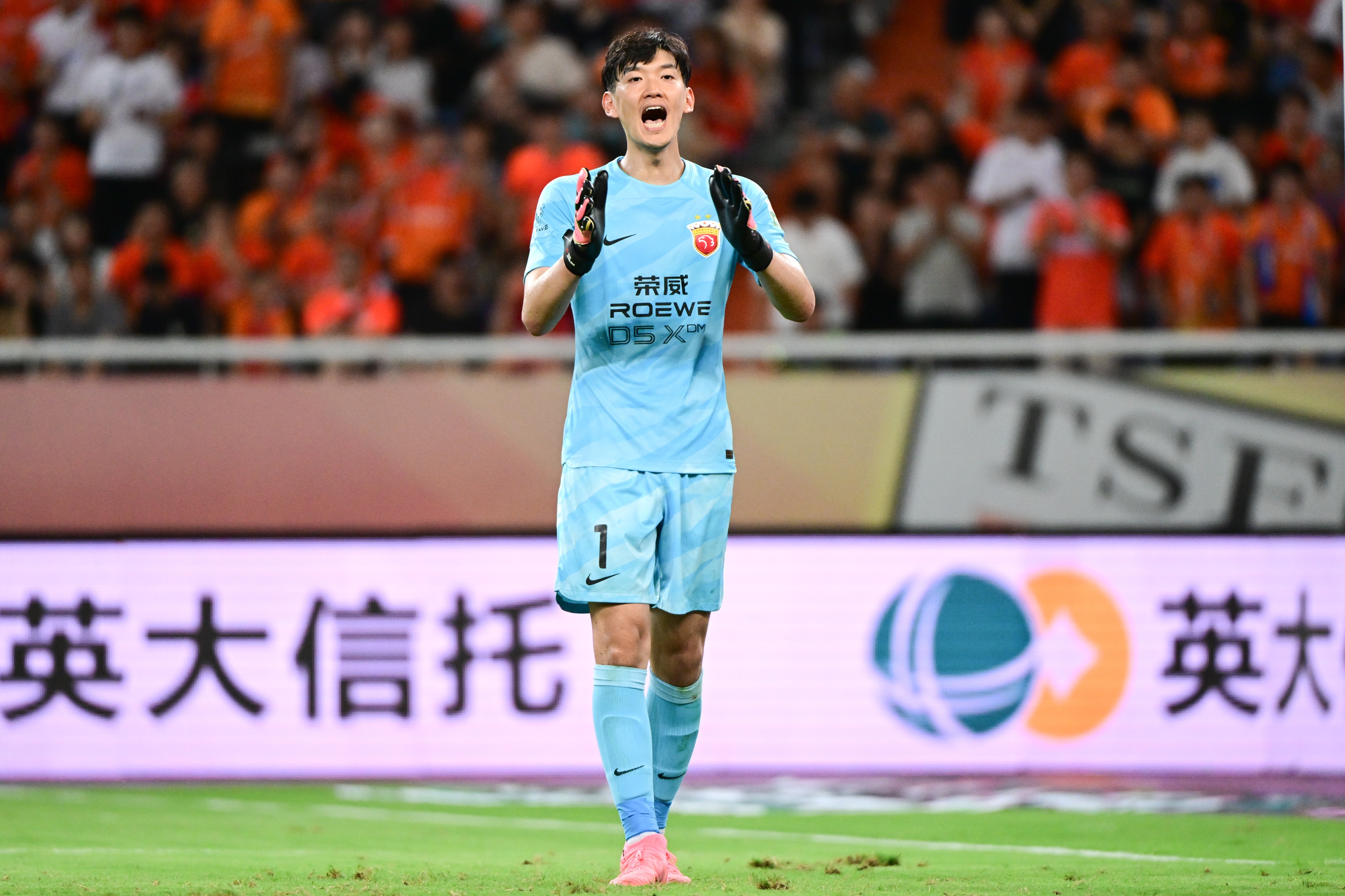 颜骏凌鼻血横飞挡绝杀 海港门神:拿1分被闷也值 颜骏凌鼻血横飞挡绝杀 海港门神:拿1分被闷也值