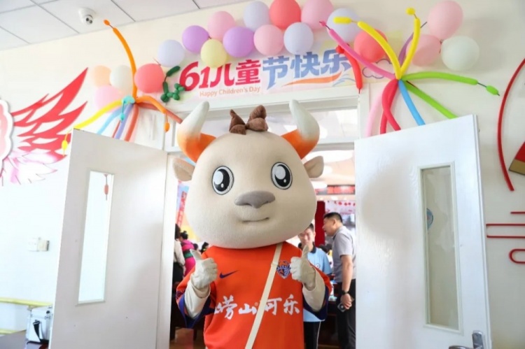青岛海牛六一公益行动:从福利院到汇演现场 青岛海牛六一公益行动:从福利院到汇演现场